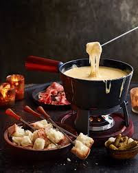 Lẩu phô mai Fondue truyền thống đặc sản Thụy Sĩ.